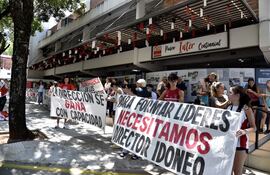 Padres de familia protestaron esta tarde frente al Colegio Internacional.