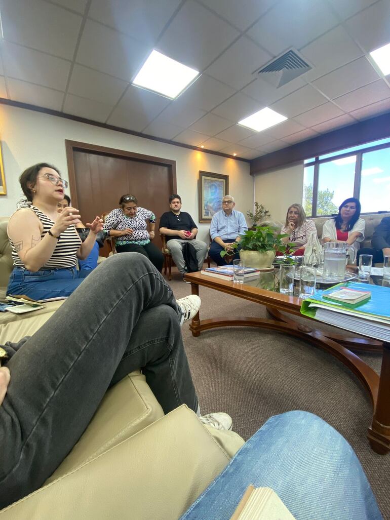 Vecinos del barrio Trinidad de Asunción se reunieron con el intendente Luis Bello para denunciar la construcción ilegal de una estación de servicio.