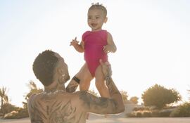 Neymar con Mavi en brazos. La niña ayer cumplió un año de vida.