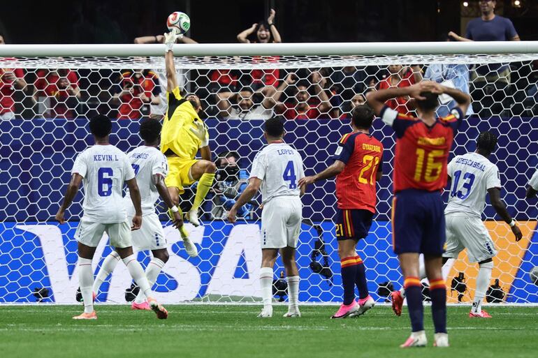 El portero Vozinha de Cabo Verde salva un tiro durante el partido de la fase de grupos de la Copa Mundial de la FIFA 2026 entre España y Cabo Verde, en Atlanta, EE. UU.