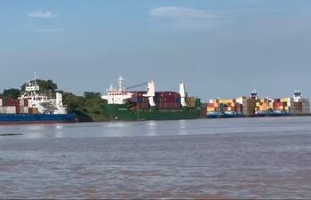 Algunas de las embarcaciones que estaban amarradas y/o fondeadas cerca de Paso Bermejo, en espera de que se mejore la profundidad del canal con el dragado.