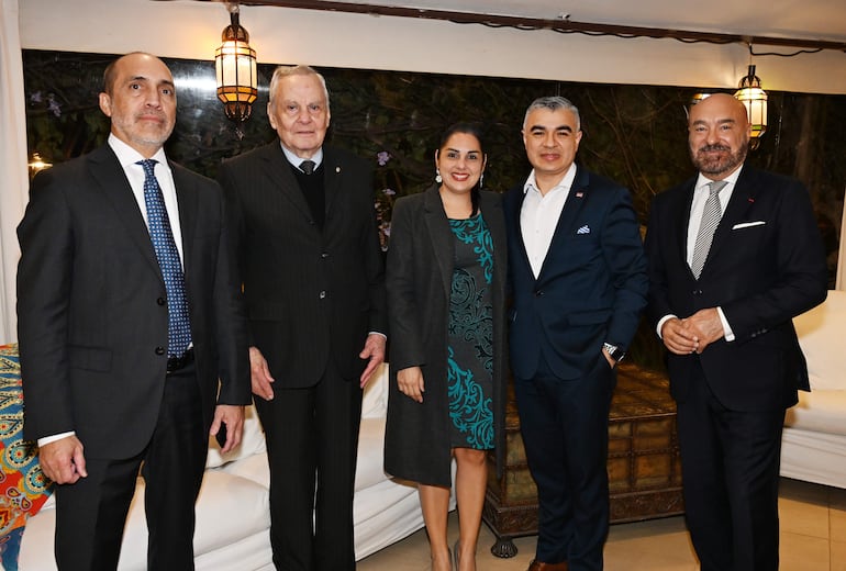 Jeison Granados en traje oscuro, Pierre-Christian Soccoja con cabello canoso y Víctor Verdún en chaqueta negra, sonriendo en evento elegante.