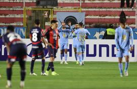 Jugadores de Bolívar celebran un gol este miércoles, en un partido de la fase de grupos de la Copa Libertadores entre Bolívar y Cerro Porteño en el estadio Hernando Siles en La Paz.
