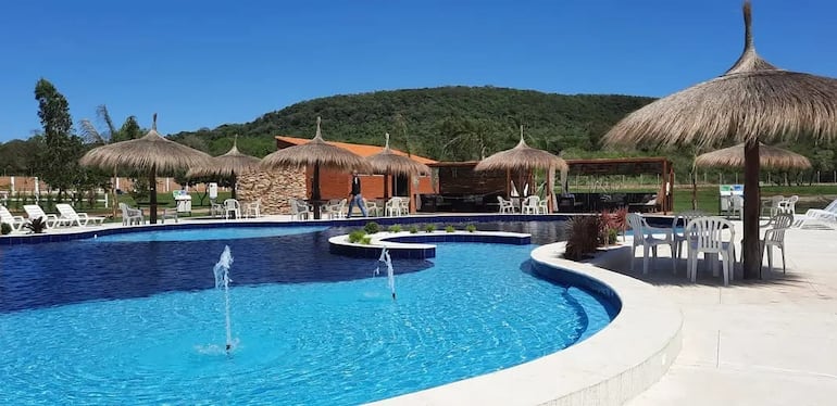 La quinta Don Aresio cuenta con una hermosa piscina en medio del cerro, ideal para relajarse y disfrutar del paisaje.