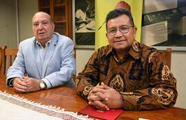 El embajador de Indonesia concurrente en  Paraguay, Sulaiman Syarif (der.) y el cónsul honorario de Indonesia, Ricardo Sánchez Abdo, en una visita a ABC Color.