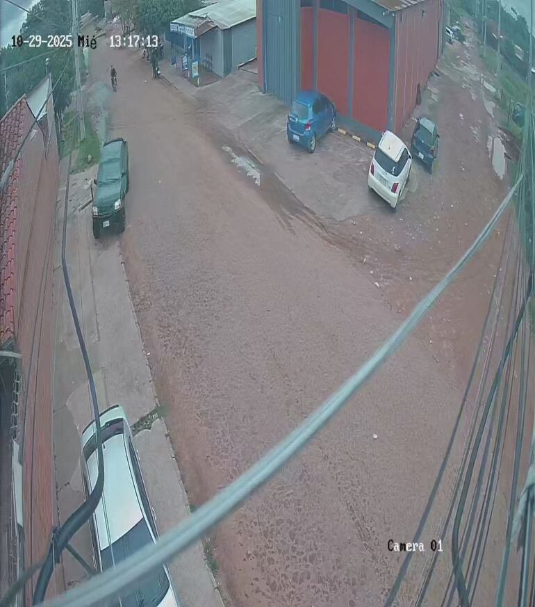 La fiilmación del circuito cerrado muestra el instante en que los motoasaltantes se acercan a la camioneta en que se encontraban las víctimas.