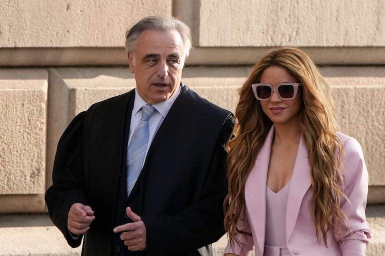 Shakira llega con su abogado Pau Molins al Tribunal Superior de Justicia de Cataluña para su juicio por fraude fiscal, en Barcelona, el 20 de noviembre de 2023. El tribunal español anuló el veredicto y ordenó a la Hacienda Pública que devolviera a Shakira más de 55 millones de euros que le fueron cobrados indebidamente. (Pau BARRENA / AFP)