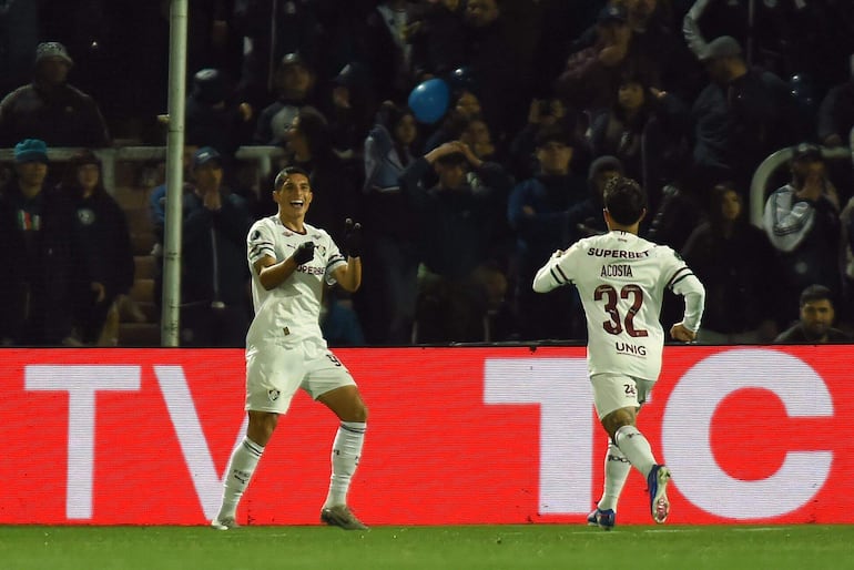 El delantero colombiano, Kevin Serna, celebra junto al mediocampista argentino Luciano Acosta tras anotar el primer gol de su equipo durante el partido de vuelta de los octavos de final de la Copa Libertadores entre Independiente Rivadavia de Argentina y Fluminense de Brasil en el estadio Malvinas Argentinas en Mendoza.