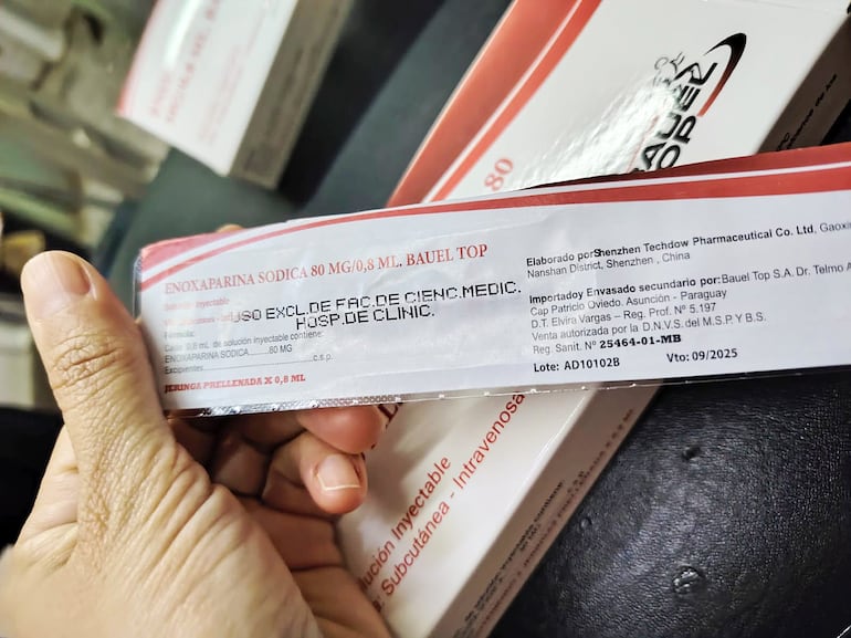 Jeringa que se utiliza con el medicamento, también con fecha de vencimiento de septiembre pasado.