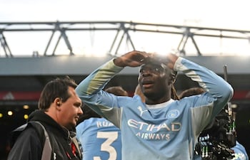 El mediocampista belga del Manchester City, Jérémy Doku, celebra tras anotar el segundo gol de su equipo durante el partido de fútbol de la Premier League inglesa entre el Liverpool y el Manchester City en Anfield, en Liverpool.