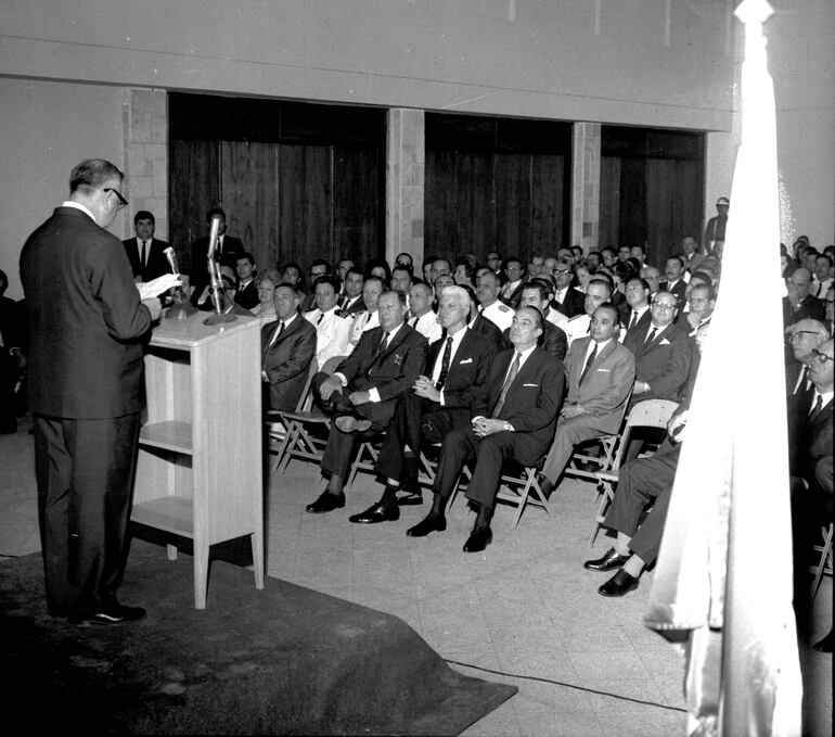 El ministro de Hacienda, César Barrientos, durante su discurso en el salón en la celebración de los 10 años del Banco Interamericano de Desarrollo en 1970.