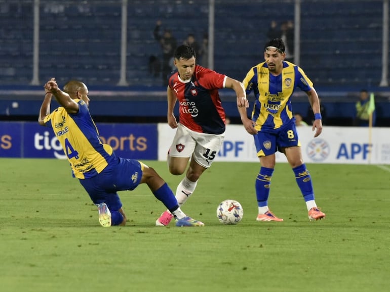 Blas Riveros (c), jugador de Cerro Porteño, disputa el balón en el partido frente a Sportivo Luqueño por la fecha 3 del torneo Clausura 2026 de la Primera División de Paraguay en el estadio La Nueva Olla, en Asunción, Paraguay.