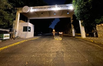 Fachada del Hospital Central del Instituto de Previsión Social (IPS).