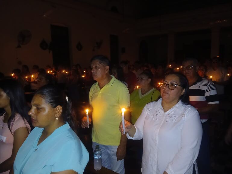 Los fieles que participaron esta noche de la Vigilia Pascual.