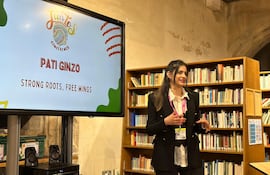 Pati Ginzo dando la charla “Raíces fuertes, alas libres”, en el UWC Atlantic College de Gales, Reino Unido.