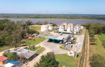 Moderna planta de Petrobras, en la ciudad de Villa Elisa.