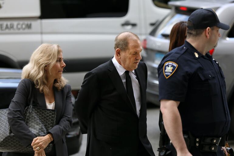 El expoderoso productor de Hollywood arribó custodiado por la policía.