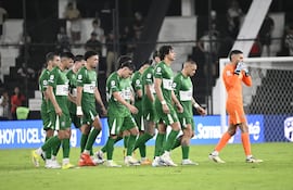 Los jugadores de Olimpia se retiran cabizbajos tras el primer tiempo en el "clásico blanco" en Tuyucuá, con el marcador adverso de dos goles.