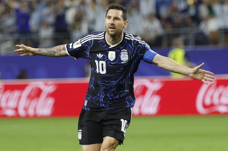 Lionel Messi de Argentina celebra su gol este sábado, durante un partido del grupo F del Mundial de la FIFA 2026 entre Jordania y Argentina en el estadio AT&T Stadium en Dallas (EE.UU.). 
