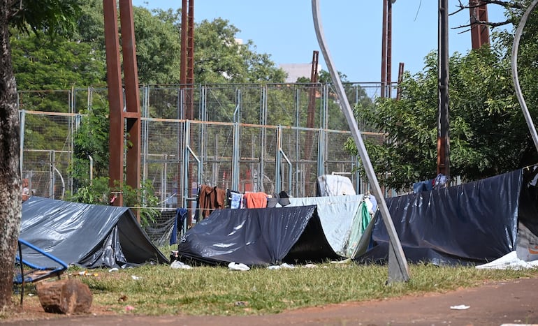 Las familias permanecen bajo precarias carpas.
