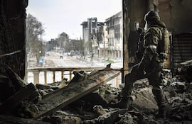 Un soldado ruso patrulla una zona de la localidad portuaria de Mariúpol, territorio ucraniano ocupado.