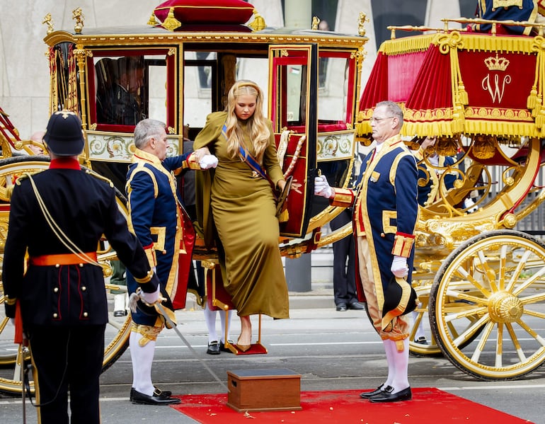 La princesa Amalia llegando al Teatro Real. (EFE/EPA/IRIS VAN DEN BROEK)