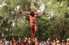 Jesús es flagelado y cruelmente crucificado.