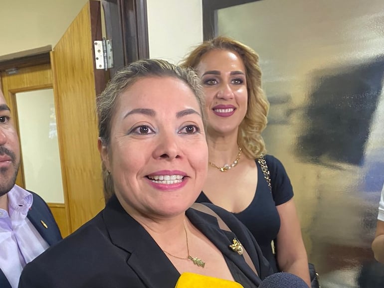 Exasesora de Zenaida Delgado habría replicado esquema de cobros irregulares en IPS y Senado