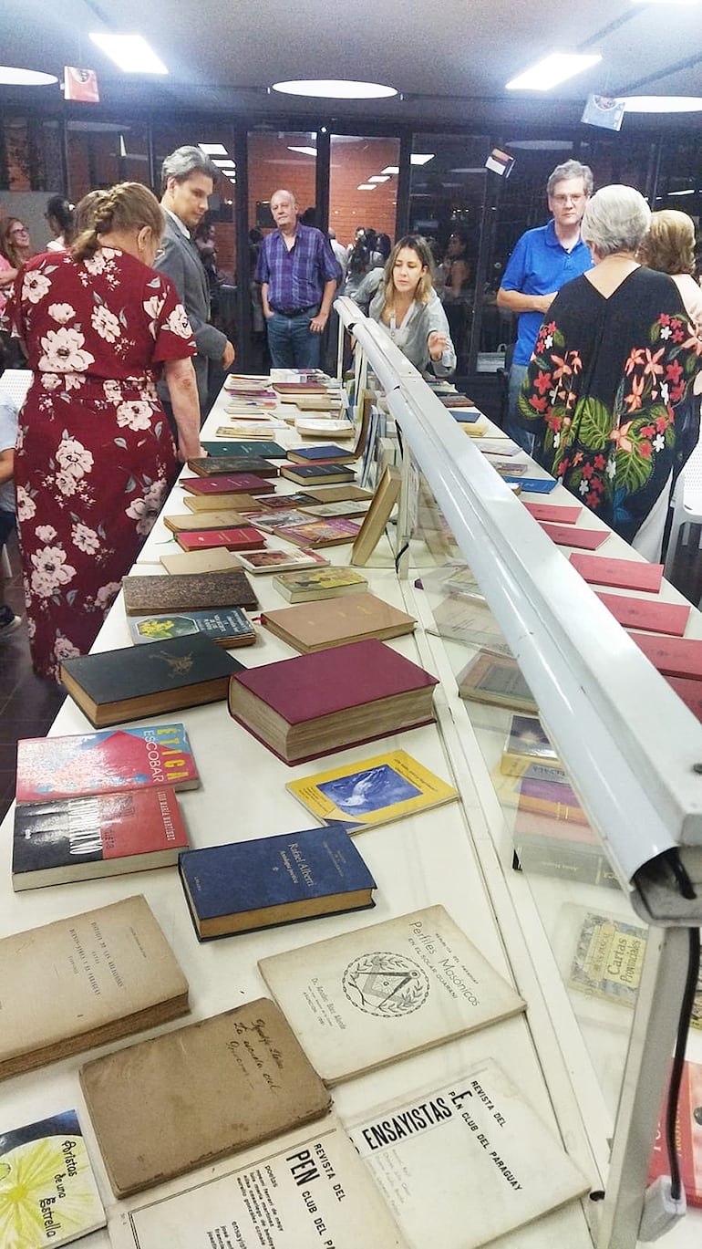Personas observan parte del lote de libros que perteneció al escritor Augusto Casola y que ya forman parte del acervo de la Biblioteca Nacional.