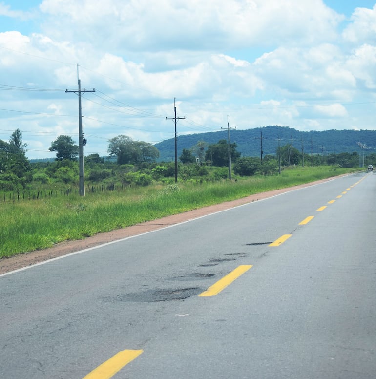 La adjudicación de la obra de recapado se cumplió de manera parcial, y en varios tramos de la ruta PY01 los baches persisten.