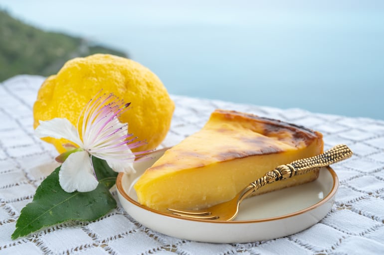Flan de limón y vista al mar. Menton, al sur de Francia.
