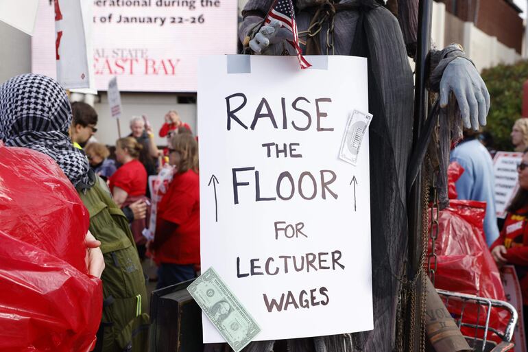 Un cartel pidiendo un aumento salarial mientras los profesores lanzan una huelga de una semana frente a la Universidad Estatal de California (CSU) East Bay en Hayward, California, EE.UU.