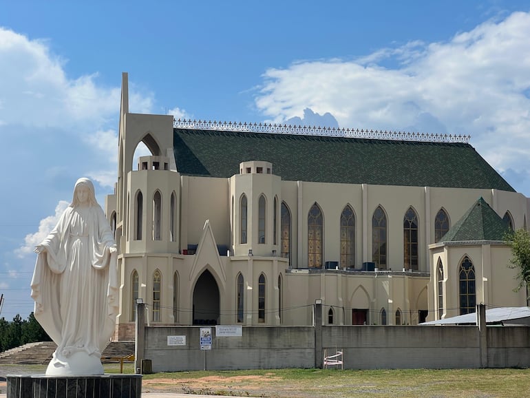La imponente escultura de la Madre del Buen Consejo recibe a los visitantes en la iglesia.
