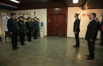 El presidente Santiago Peña recibe el saludo de la cúpula de las FF.AA.