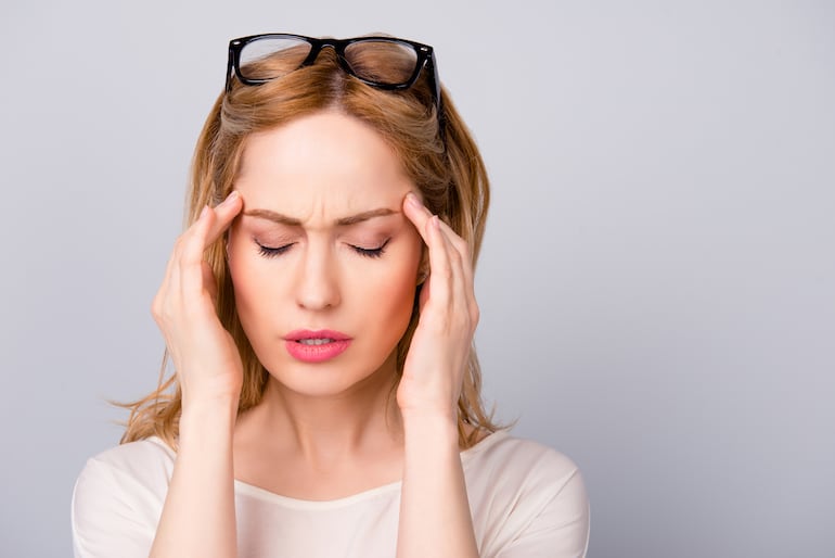 Mujer con dolor de cabeza.