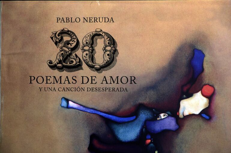 Una edición del libro "Veinte poemas de amor y una canción desesperada" en la biblioteca de casa museo "La Chascona" de Pablo Neruda, en Santiago (Chile). 