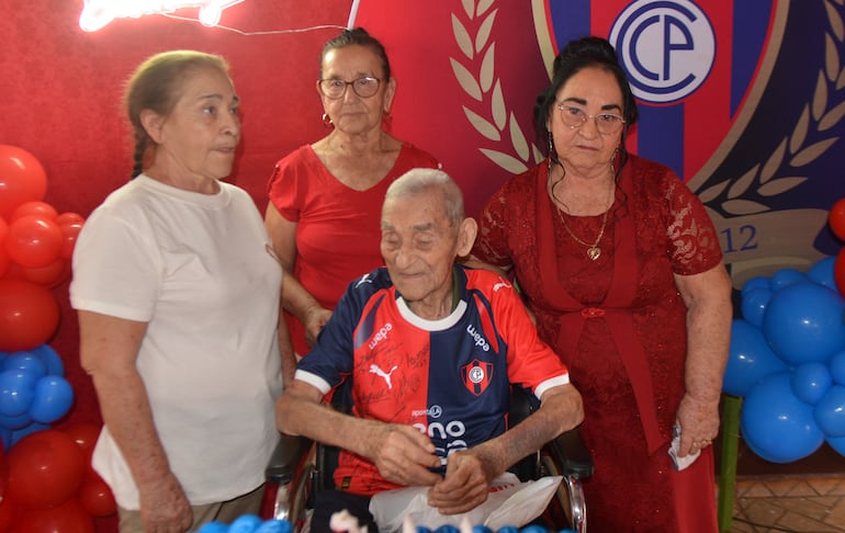 Juan Bautista Cantero Silva, con sus tres hijas.