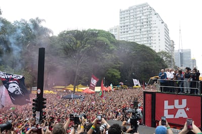 AME5147. SAO PAULO (BRASIL), 11/10/2026.- El presidente de Brasil y candidato a la reelección, Luiz Inácio Lula da Silva (d), participa en un acto de campaña en la Avenida Paulista este domingo en Sao Paulo (Brasil). Lula denunció durante un acto en São Paulo una supuesta "intromisión" de la justicia electoral en contra de su candidatura. EFE/Isaac Fontana