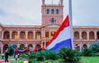 Izamiento de la bandera paraguaya, para dar inicio a los festejos conmemorativos del aniversario de la Independencia Nacional, en los jardines del Palacio de Gobierno.