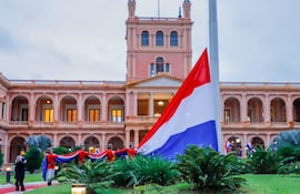 Izamiento de la bandera paraguaya, para dar inicio a los festejos conmemorativos del aniversario de la Independencia Nacional, en los jardines del Palacio de Gobierno.