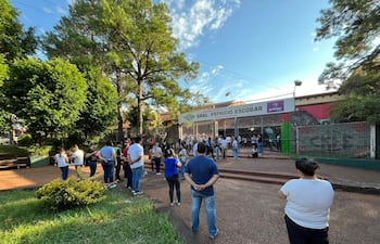 Padres y estudiantes del CREE se manifestaron por falta de docentes