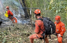 Bomberos trabajan en el lugar donde ocurrió el accidente de un helicóptero este sábado, en el Bosque de Tijuca, en Río de Janeiro (Brasil). Cuatro personas murieron este sábado tras estrellarse el helicóptero en el que viajaban en una área boscosa de la ciudad brasileña de Río de Janeiro, informó el Cuerpo de Bomberos local. EFE/ Cuerpo de Bomberos de Rio de Janeiro /SOLO USO EDITORIAL NO VENTAS/ SOLO DISPONIBLE PARA ILUSTRAR LA NOTICIA QUE ACOMPAÑA (CRÉDITO OBLIGATORIO)