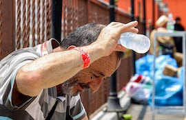 Un hombre se refresca en las calles de Arabia Saudí. (imagen ilustrativa)