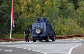 Los agentes de policía de Kosovo hacen guardia en la entrada de la aldea de Banjska el 24 de septiembre de 2023, después de que un policía muriera y otro resultara herido en el norte de Kosovo la madrugada del domingo. Según las autoridades, el incidente se produjo durante un ataque armado a una patrulla policial cuando se acercaba a una carretera bloqueada cerca de la frontera con Serbia. (Foto. STRINGER / AFP)