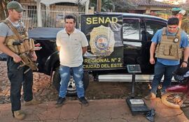 dgar-gonzalez-samaniego-c-detenido-en-plena-calle-con-un-paquete-de-la-droga-es-resguardado-por-dos-agentes-especiales-mientras-la-fiscalia-finiq-00540000000-1845094.jpg