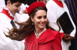 ¡Divina! La princesa de Gales, Kate Middleton, sonríe al salir de la ceremonia anual del Día de la Commonwealth en la Abadía de Westminster en Londres.