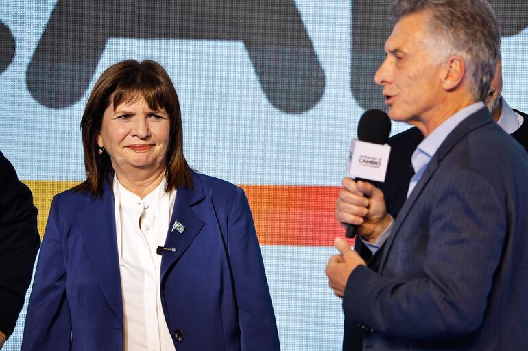 El expresidente argentino Mauricio Macri (d) habla junto a la dirigente de centroderecha Patricia Bullrich, durante un mitin en Buenos Aires (Argentina). (EFE)