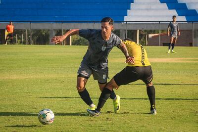 La pelota divide a Édgar Zaracho y al venezolano Yuneiker Ríos.