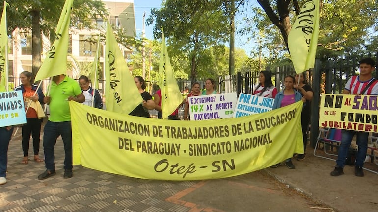 Docentes, miembros de la Organización de Trabajadores de la Educación del Paraguay Sindicato Nacional (OTEP-SN) en inmediaciones del Congreso Nacional