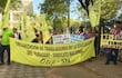 Docentes, miembros de la Organización de Trabajadores de la Educación del Paraguay Sindicato Nacional (OTEP-SN) en inmediaciones del Congreso Nacional